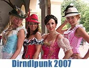 Trachtenmode der anderen Art: extravagante Trachten- und Eventmode fernab von Traditionen von Dirndlpunk (Foto: MartiN Schmitz)